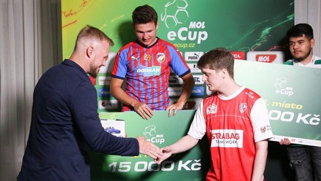 RIIJK v dresu Pardubic přebírá ceny pro vítěze MOL eCupu, ve finále soutěže porazil T9Lakyho. RIIJK v dresu Pardubic přebírá ceny pro vítěze MOL eCupu, ve finále soutěže porazil T9Lakyho.