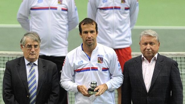 Radek Štěpánek převzal Cenu za oddanost Davisovu poháru. Vlevo je prezident Tennis Europe Jacques Dupré, vpravo majitel společnosti Česká sportovní Miroslav Černošek. Radek Štěpánek převzal Cenu za oddanost Davisovu poháru. Vlevo je prezident Tennis Europe Jacques Dupré, vpravo majitel společnosti Česká sportovní Miroslav Černošek.