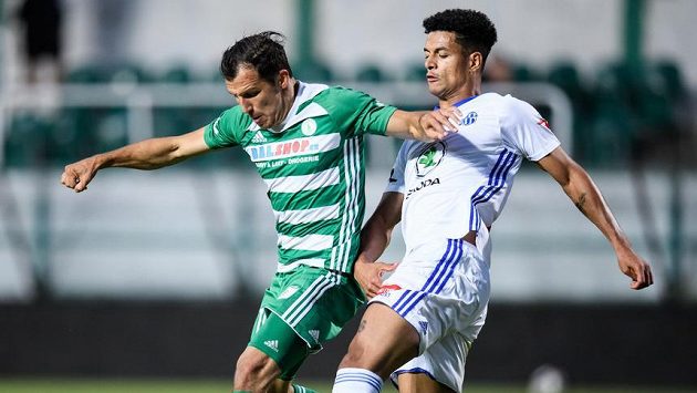 Martin Dostál z Bohemians a Marco Túlio z Mladé Boleslavi během utkání ve skupině o Evropu. Martin Dostál z Bohemians a Marco Túlio z Mladé Boleslavi během utkání ve skupině o Evropu.