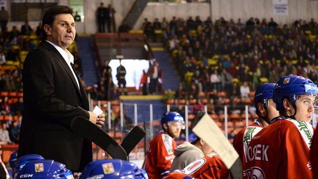 Trenér české hokejové reprezentace Vladimír Růžička na střídačce. Trenér české hokejové reprezentace Vladimír Růžička na střídačce.