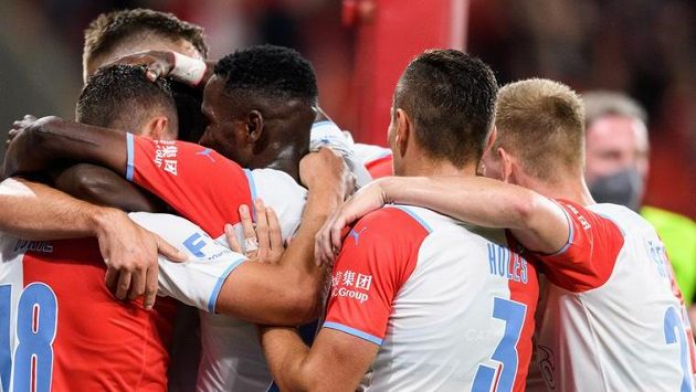 Fotbalisté Slavie Praha oslavují gól Fotbalisté Slavie Praha oslavují gól