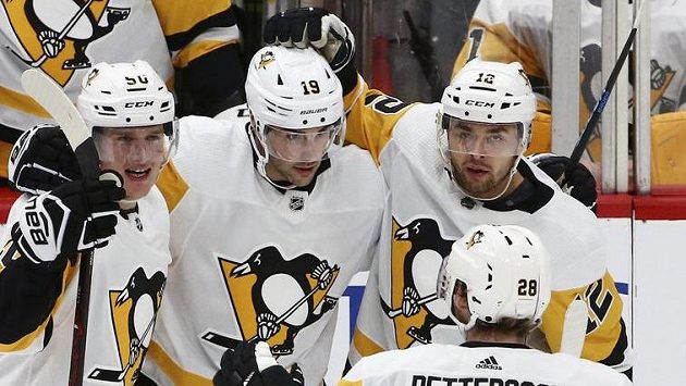 Dominik Simon (první zprava) slaví se spoluhráči jeden z gólů Pittsburghu. Dominik Simon (první zprava) slaví se spoluhráči jeden z gólů Pittsburghu.