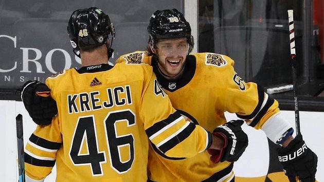 David Krejčí a David Pastrňák (vpravo) z Bostonu Bruins se radují z branky v utkání NHL s Pittsburghem. David Krejčí a David Pastrňák (vpravo) z Bostonu Bruins se radují z branky v utkání NHL s Pittsburghem.