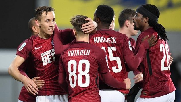 Fotbalisté Sparty se radují po gólu Josefa Šurala (vlevo) z penalty. Fotbalisté Sparty se radují po gólu Josefa Šurala (vlevo) z penalty.
