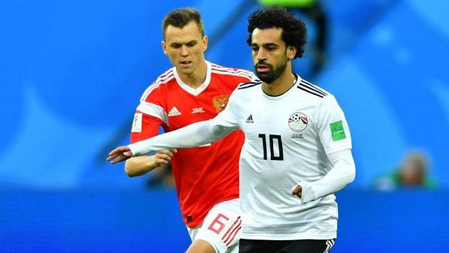 Egyptský útočník Mohamed Salah se dočkal a nastoupil na MS v utkání proti Rusku. V pozadí Denis Čeryšev. Egyptský útočník Mohamed Salah se dočkal a nastoupil na MS v utkání proti Rusku. V pozadí Denis Čeryšev.