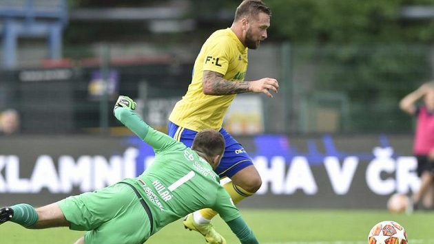 Zleva brankář Slavie Ondřej Kolář a Antonín Fantiš ze Zlína, který se dostal do obrovské šance. Zleva brankář Slavie Ondřej Kolář a Antonín Fantiš ze Zlína, který se dostal do obrovské šance.