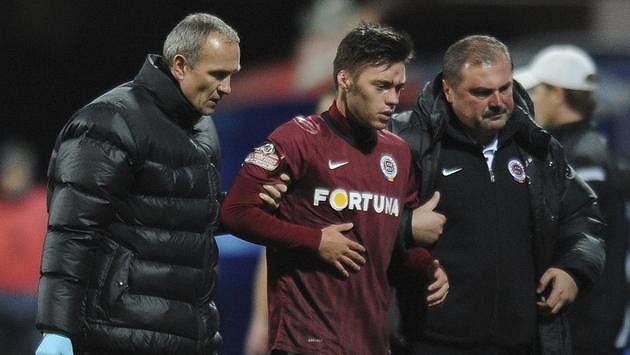 Lékaři odvádějí Václava Kadlece z trávníku. Sparťanský útočník odnesl srážku zlomeninou čelní kosti. Lékaři odvádějí Václava Kadlece z trávníku. Sparťanský útočník odnesl srážku zlomeninou čelní kosti.