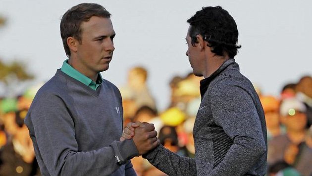 Jordan Spieth si podává ruku s Rory McIlroyem Jordan Spieth si podává ruku s Rory McIlroyem