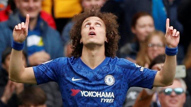 David Luiz z Chelsea slaví gól proti Watfordu. David Luiz z Chelsea slaví gól proti Watfordu.