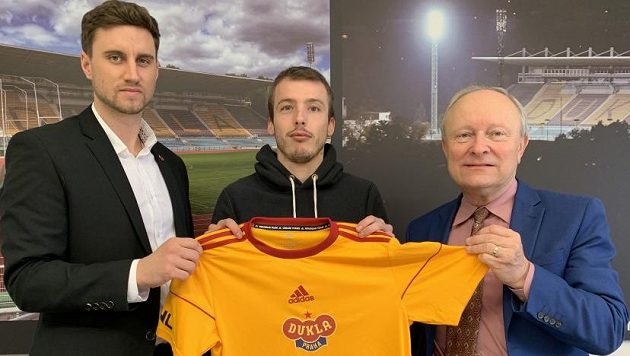 Záložník Jakub Barac (uprostřed) pózuje s dresem pražské Dukly. Záložník Jakub Barac (uprostřed) pózuje s dresem pražské Dukly.
