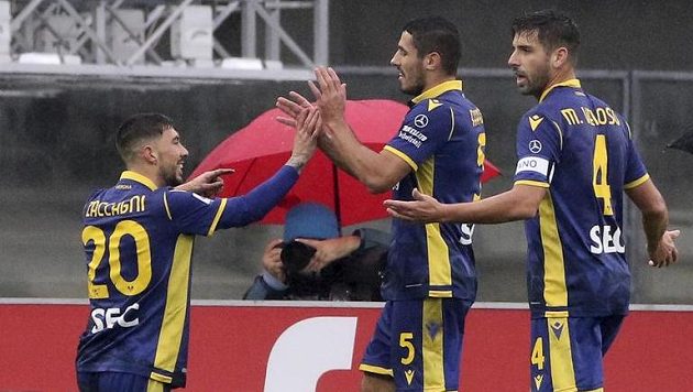 Fotbalista Verony Mattia Zaccagli (vlevo) slaví se spoluhráči gól proti Cagliari. Fotbalista Verony Mattia Zaccagli (vlevo) slaví se spoluhráči gól proti Cagliari.
