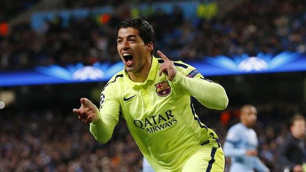 Luis Suárez z Barcelony oslavuje svou trefu do sítě Manchesteru City v osmifinále Ligy mistrů. Luis Suárez z Barcelony oslavuje svou trefu do sítě Manchesteru City v osmifinále Ligy mistrů.