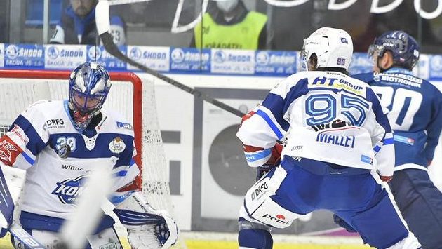 Zleva brankář Brna Matej Tomek, Alexandre Mallet z Brna a Michal Bulíř z Plzně. Zleva brankář Brna Matej Tomek, Alexandre Mallet z Brna a Michal Bulíř z Plzně.