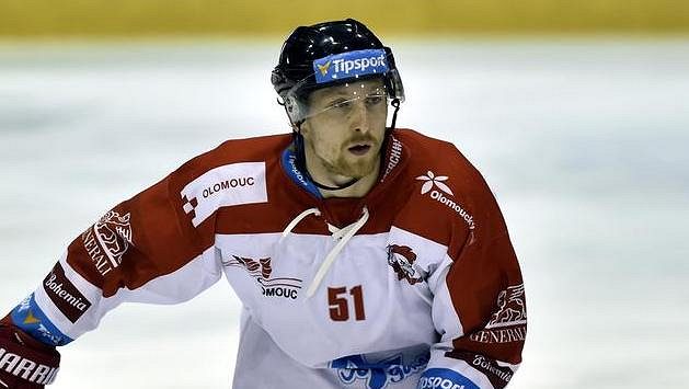 Jan Švrček z Olomouce v duelu s Pardubicemi. Jan Švrček z Olomouce v duelu s Pardubicemi.