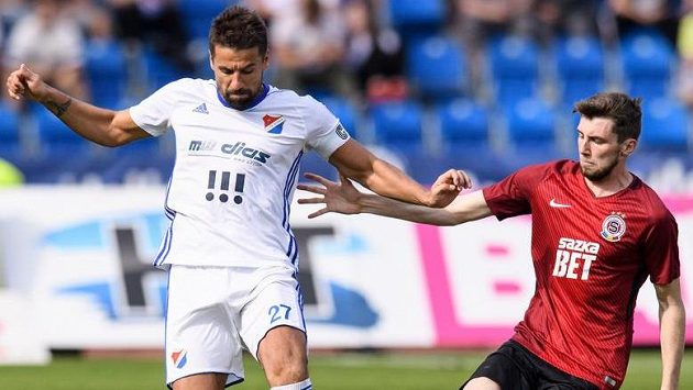 Milan Baroš z Baníku Ostrava a Jiří Kulhánek ze Sparty. Milan Baroš z Baníku Ostrava a Jiří Kulhánek ze Sparty.