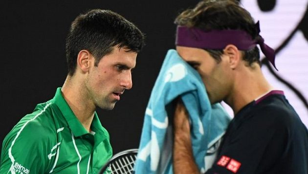 Novak Djokovič a Roger Federer během zápasu na Australian Open Novak Djokovič a Roger Federer během zápasu na Australian Open