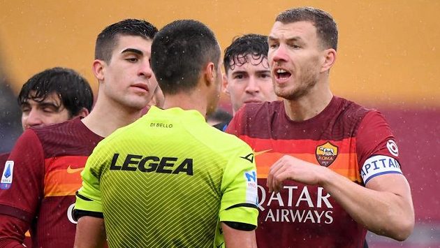 Kapitán Edin Džeko se spoluhráči z AS Řím diskutují s rozhodčím. Kapitán Edin Džeko se spoluhráči z AS Řím diskutují s rozhodčím.