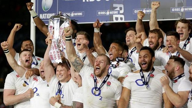 Radost Angličanů z loňského triumfu v Six Nations. Radost Angličanů z loňského triumfu v Six Nations.