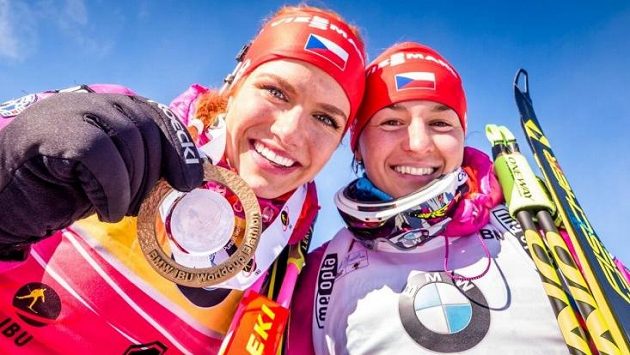 Gabriela Soukalová se zlatou medailí za triumf ve stíhacím závodu SP v Presque Isle, vpravo v cíli šestá Veronika Vítková. Gabriela Soukalová se zlatou medailí za triumf ve stíhacím závodu SP v Presque Isle, vpravo v cíli šestá Veronika Vítková.