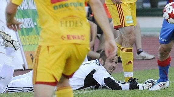 Brankář Dukly Filip Rada se marně snaží zabránit první brance, kterou vsítil Petr Jiráček z Plzně (vpravo). Brankář Dukly Filip Rada se marně snaží zabránit první brance, kterou vsítil Petr Jiráček z Plzně (vpravo).