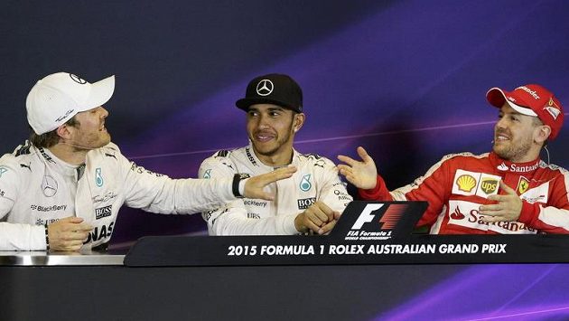 Vítěz Velké ceny Austrálie Lewis Hamilton (uprostřed) sledoval verbální špičkování mezi Nikem Rosbergem (vlevo) a Sebastianem Vettelem na tiskové konferenci pobaveně. Vítěz Velké ceny Austrálie Lewis Hamilton (uprostřed) sledoval verbální špičkování mezi Nikem Rosbergem (vlevo) a Sebastianem Vettelem na tiskové konferenci pobaveně.