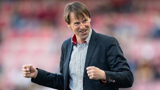 Je to tam! Trenér Karviné František Straka oslavuje vítězství 3:1 na stadionu Sparty. Je to tam! Trenér Karviné František Straka oslavuje vítězství 3:1 na stadionu Sparty.