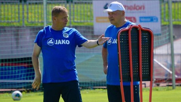 Trenér fotbalistů Hradce Králové Miroslav Koubek a jeho asistent Stanislav Hejkal (vlevo) během tréninku. Trenér fotbalistů Hradce Králové Miroslav Koubek a jeho asistent Stanislav Hejkal (vlevo) během tréninku.