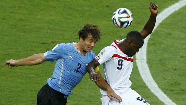 Kapitán uruguayského týmu Diego Lugano (vlevo) v hlavičkovém souboji s Kostaričanem Joelem Campbellem. Kapitán uruguayského týmu Diego Lugano (vlevo) v hlavičkovém souboji s Kostaričanem Joelem Campbellem.