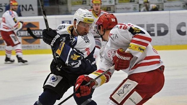 Plzeňský útočník Ondřej Kratěna (vlevo) v souboji s Jakubem Orsavou z Třince. Plzeňský útočník Ondřej Kratěna (vlevo) v souboji s Jakubem Orsavou z Třince.