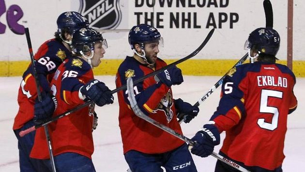 Vincent Trocheck (druhý zprava) z Floridy poté, co dal gól Buffalu. Gratulují mu Aaron Ekblad (5), Jussi Jokinen a Jaromír Jágr (68) Vincent Trocheck (druhý zprava) z Floridy poté, co dal gól Buffalu. Gratulují mu Aaron Ekblad (5), Jussi Jokinen a Jaromír Jágr (68)
