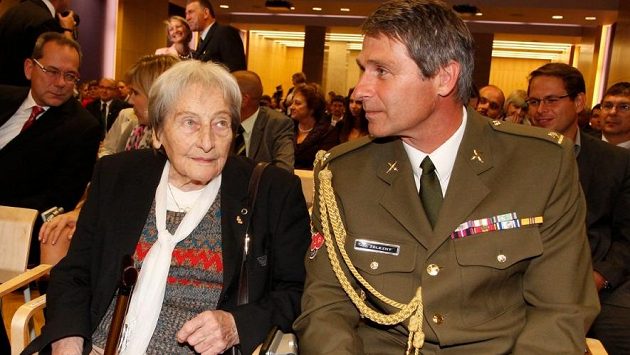 Oštěpařské legendy Dana Zátopková a Jan Železný na snímku z roku 2013 u příležitosti vyhlášení Armádního sportovce. Oštěpařské legendy Dana Zátopková a Jan Železný na snímku z roku 2013 u příležitosti vyhlášení Armádního sportovce.