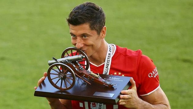 Robert Lewandowski s cenou pro nejlepšího kanonýra bundesluigy. Robert Lewandowski s cenou pro nejlepšího kanonýra bundesluigy.