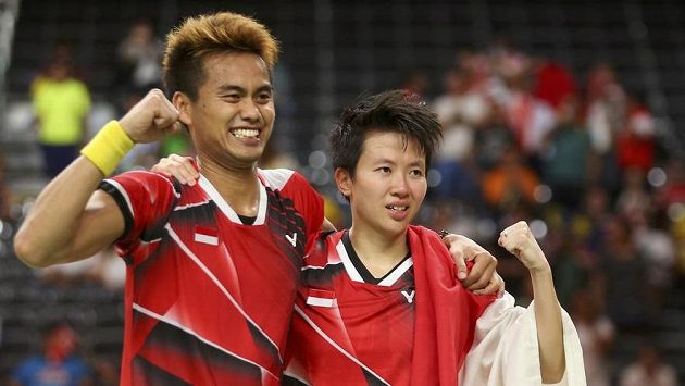Indonéští badmintonisté Tontowi Ahmad a Liliyana Natsirová se radují z vítězství na olympiádě. Indonéští badmintonisté Tontowi Ahmad a Liliyana Natsirová se radují z vítězství na olympiádě.