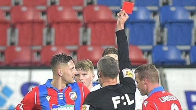 Filip Kaša z Plzně dostává červenou kartu v utkání 18. kola první fotbalové ligy. Filip Kaša z Plzně dostává červenou kartu v utkání 18. kola první fotbalové ligy.