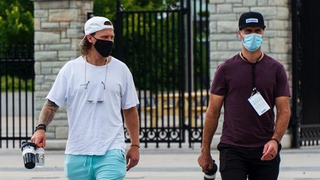 David Pastrňák (vlevo) už naplno trénuje s Bostonem a vychutnává si návrat na led. David Pastrňák (vlevo) už naplno trénuje s Bostonem a vychutnává si návrat na led.