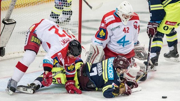 Olomoucký brankář Branislav Konrád a hokejisté Sparty Marek Hrbas (na zemi) a Miroslav Forman. Olomoucký brankář Branislav Konrád a hokejisté Sparty Marek Hrbas (na zemi) a Miroslav Forman.