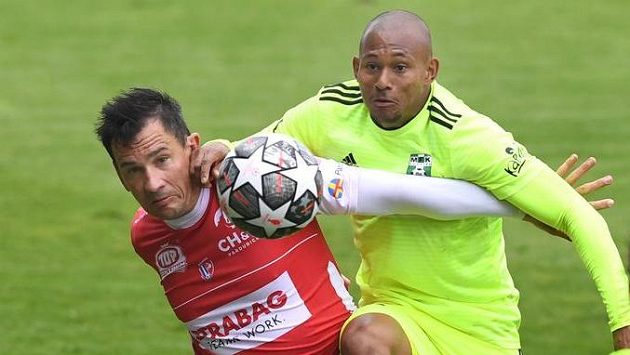 Zleva Pavel Černý z Pardubic a Gigli Ndefe z Karviné v utkání 30. kola Fortuna ligy. Zleva Pavel Černý z Pardubic a Gigli Ndefe z Karviné v utkání 30. kola Fortuna ligy.