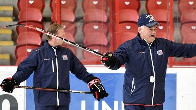 Nový trenér české hokejové reprezentace Vladimír Vůjtek gestikuluje během přípravného kempu v Jihlavě. Nový trenér české hokejové reprezentace Vladimír Vůjtek gestikuluje během přípravného kempu v Jihlavě.