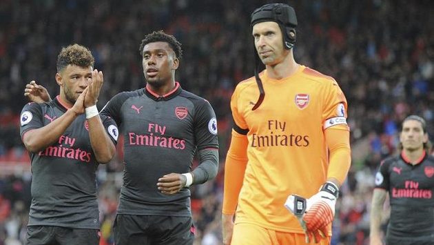 Ilustrační snímek. Zleva Alex Oxlade-Chamberlain, Alex Iwobi a Petr Čech po porážce Arsenalu na hřišti Stoke. Ilustrační snímek. Zleva Alex Oxlade-Chamberlain, Alex Iwobi a Petr Čech po porážce Arsenalu na hřišti Stoke.