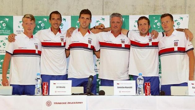Český daviscupový tým zleva Zdeněk Kolář, Lukáš Rosol, Jiří Veselý, nehrající kapitán Jaroslav Navrátil, Radek Štěpánek a Adam Pavlásek se chystá na zápasy s Francií. Český daviscupový tým zleva Zdeněk Kolář, Lukáš Rosol, Jiří Veselý, nehrající kapitán Jaroslav Navrátil, Radek Štěpánek a Adam Pavlásek se chystá na zápasy s Francií.