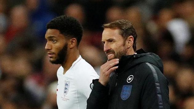 Fotbalový reprezentant Anglie Joe Gomez a trenér Gareth Southgate se chystají ke střídání během kvalifikačního utkání proti Černé Hoře Fotbalový reprezentant Anglie Joe Gomez a trenér Gareth Southgate se chystají ke střídání během kvalifikačního utkání proti Černé Hoře
