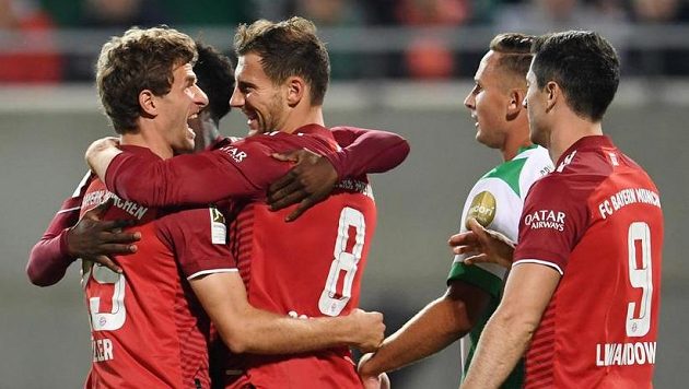 Thomas Müller (vlevo), Leon Goretzka (8) a Robert Lewandowski z Bayernu se radují z gólu proti Fürthu Thomas Müller (vlevo), Leon Goretzka (8) a Robert Lewandowski z Bayernu se radují z gólu proti Fürthu