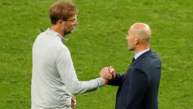Zinédine Zidane (vpravo) a Jürgen Klopp po finále Ligy mistrů v Kyjevě. Nahradí teď kouč Liverpoolu svého přemožitele na lavičce Realu Madrid? Zinédine Zidane (vpravo) a Jürgen Klopp po finále Ligy mistrů v Kyjevě. Nahradí teď kouč Liverpoolu svého přemožitele na lavičce Realu Madrid?