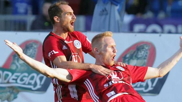 Zleva Pablo González a Václav Jemelka z Olomouce se radují z branky. Zleva Pablo González a Václav Jemelka z Olomouce se radují z branky.