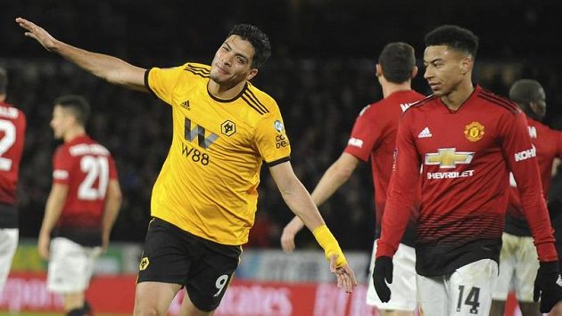 Raúl Jiménez z Wolverhamptonu se raduje z gólu proti Manchesteru United. Vpravo záložník Red Devils Jesse Lingard. Raúl Jiménez z Wolverhamptonu se raduje z gólu proti Manchesteru United. Vpravo záložník Red Devils Jesse Lingard.