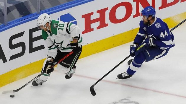 Jan Rutta (44) z Tampy Bay a Corey Perry (10) z Dallasu. Jan Rutta (44) z Tampy Bay a Corey Perry (10) z Dallasu.