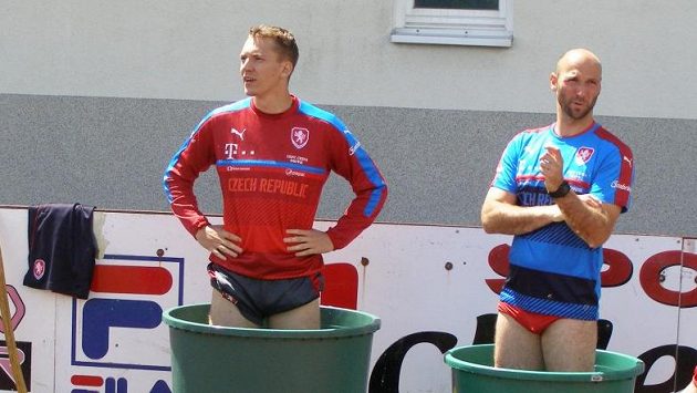 Útočník Lukáš Juliš a kondiční trenér Pavel Rada v ledové lázni při soustředění v Rakousku. Útočník Lukáš Juliš a kondiční trenér Pavel Rada v ledové lázni při soustředění v Rakousku.