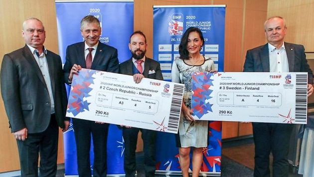 Zleva generální sekretář Českého hokeje Martin Urban, hejtman Moravskoslezského kraje Ivo Vondrák, primátor města Ostrava Tomáš Macura, primátorka Třince Věra Palkovská a generální ředitel Třineckých železáren Jan Czudek. Zleva generální sekretář Českého hokeje Martin Urban, hejtman Moravskoslezského kraje Ivo Vondrák, primátor města Ostrava Tomáš Macura, primátorka Třince Věra Palkovská a generální ředitel Třineckých železáren Jan Czudek.