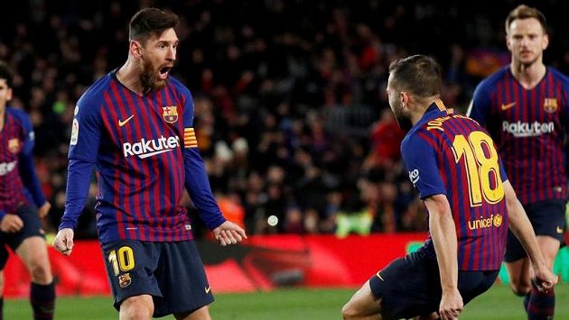 Lionel Messi a Jordi Alba se radují z barcelonské trefy proti Valencii. Lionel Messi a Jordi Alba se radují z barcelonské trefy proti Valencii.