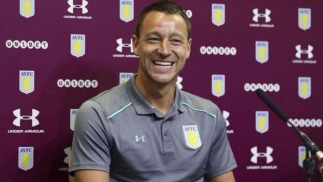 Legendární obránce John Terry vyměnil v létě Chelsea za Aston Villu. Legendární obránce John Terry vyměnil v létě Chelsea za Aston Villu.